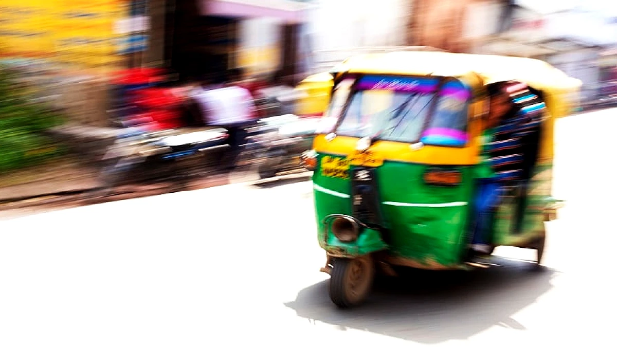 मंदिर से लौटती विवाहिता पर हमला: लूटी, गला काटी, फिर सड़क पर फेंकी गई
