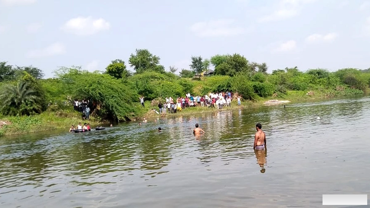 एक ही परिवार के पाँच डूबे: देवरी में चार चिताएं मिलीं, परिवार ने पूछे 'भैया को क्या हुआ?