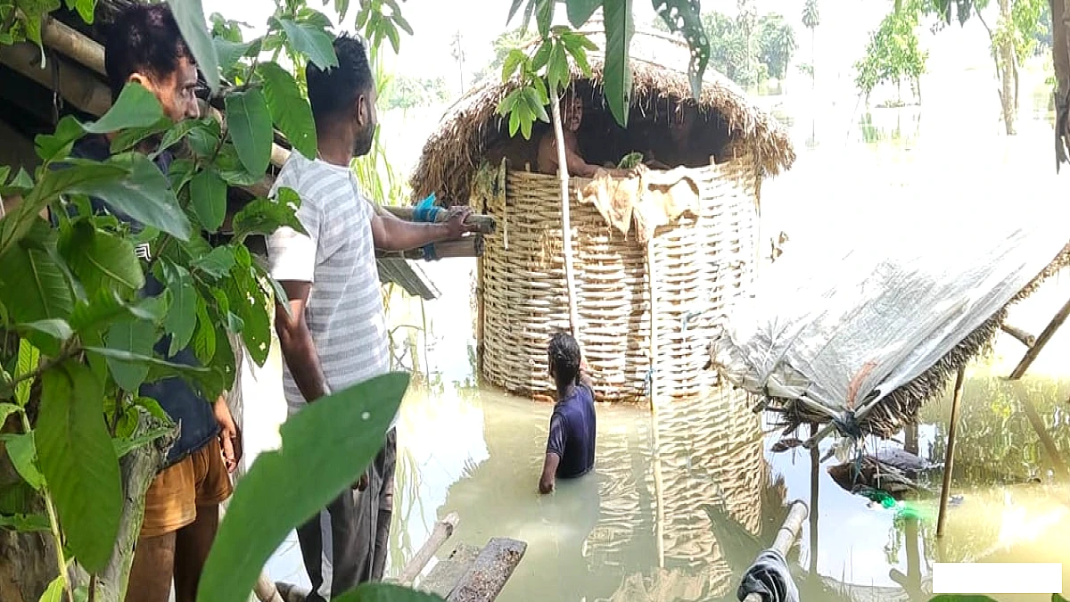 गंडक के बढ़ते जलस्तर के बीच टूटा तटबंध, कई गांव हुए जलमग्न, मची अफरातफरी