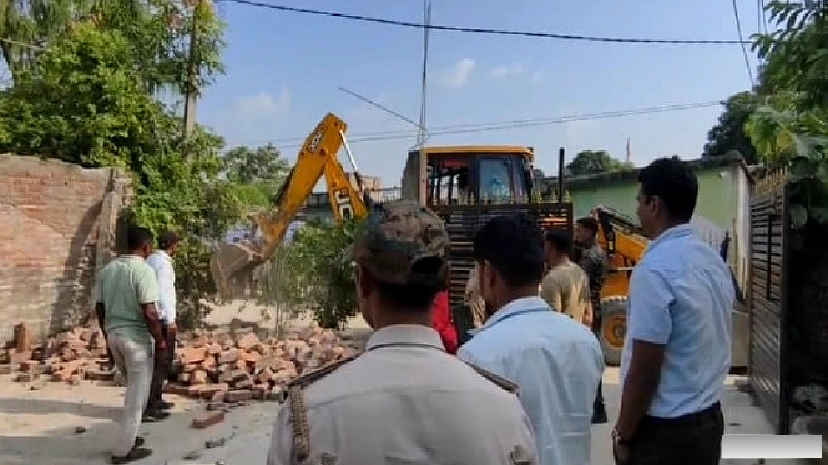 नाबालिग से बदसलूकी के वायरल वीडियो मामले में एक्शन, मुख्य आरोपित विकास के घर के सामने अतिक्रमण ध्वस्त