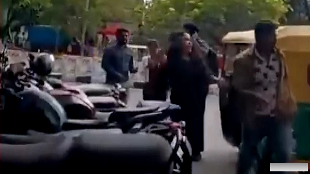 ऑटो राइड को लेकर बवाल, सड़क पर भिड़े ड्राइवर और महिलाएँ