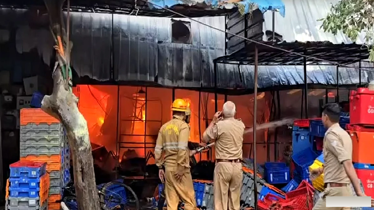 गाजियाबाद के नीति खंड‑1 में ऑनलाइन डिलीवरी स्टोर में भीषण आग, पड़ोसी दुकान भी जल गई