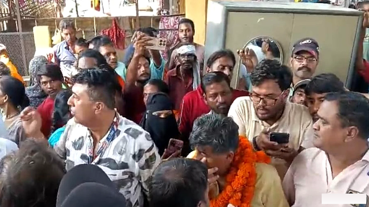 रेलवे टीम ने कानपुर के संजय नगर खलवा में अवैध जुग्गी झोपड़ियों को हटाया, निवासियों ने बुलडोजर के सामने हंगामा