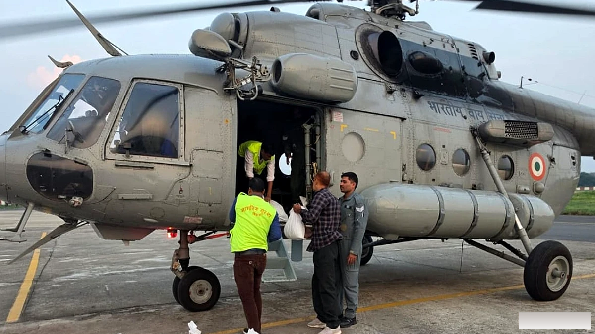सारण के पानापुर में एयर ड्रॉप से पहुंचाया जाएगा राशन, पटना से रवाना हुआ हेलीकॉप्टर