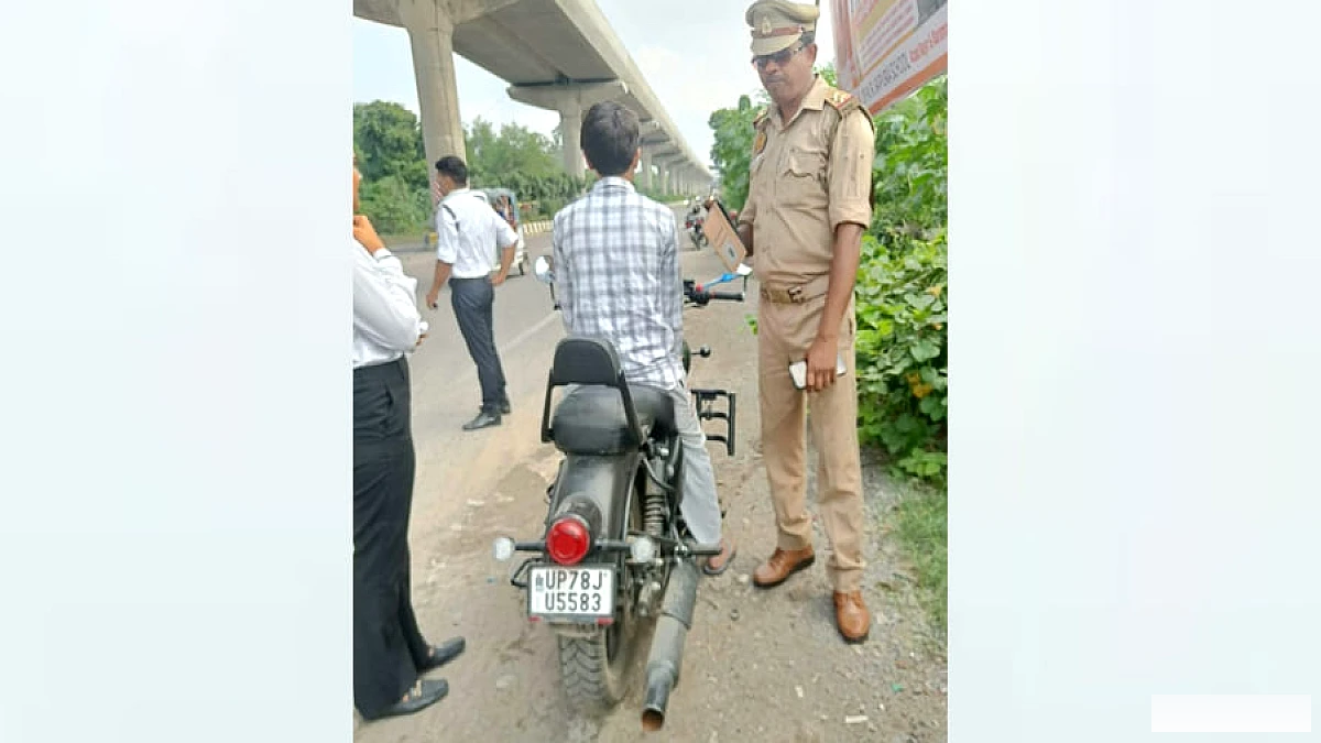 बिना हेलमेट के उल्टी दिशा में गोली चलाने पर 13,000 रुपये का जुर्माना
