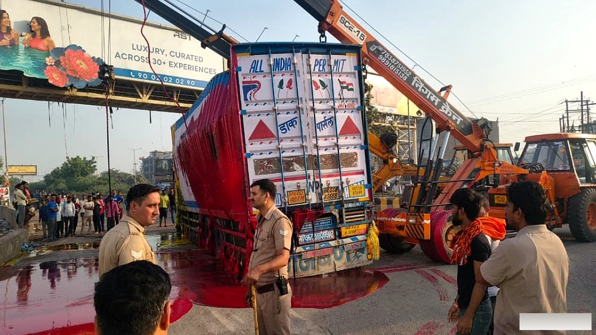 ट्रक पलटने से गाजियाबाद की सड़कों पर रंगीन पेंट फैला, ट्रैफिक कुछ समय के लिए बाधित