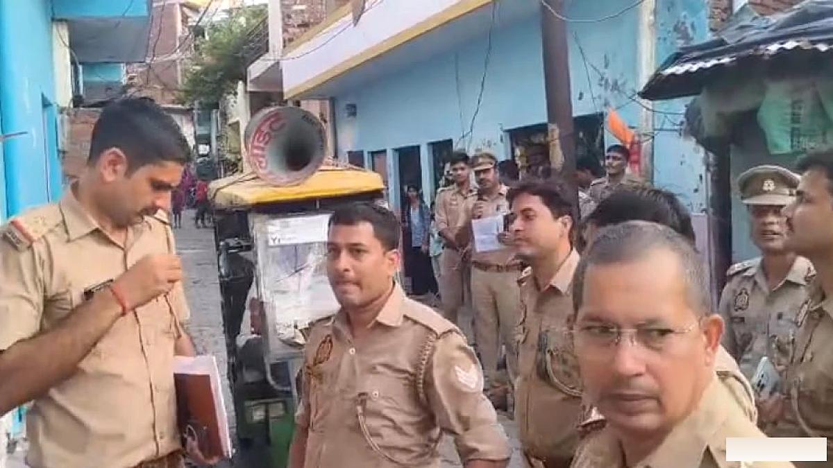 युवक की हत्या के प्रयास में पाँच आरोपियों के घर पर फरार इतिहासकार की खोज