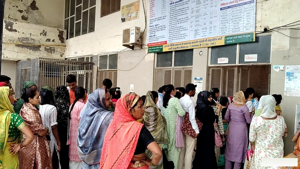 जिला अस्पताल में दूसरे एवं तीसरे तल पर भी पर्चे जारी, दवाइयों के लिए नई व्यवस्था लागू