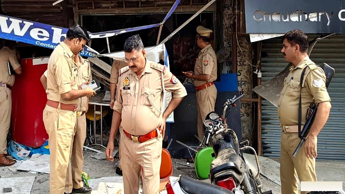 मुरादाबाद के पिज़्ज़ा हट में गैस सिलिंडर फटने से धधकते शटर, दीवार टूटी, पाँच घायल, तीन गंभीर