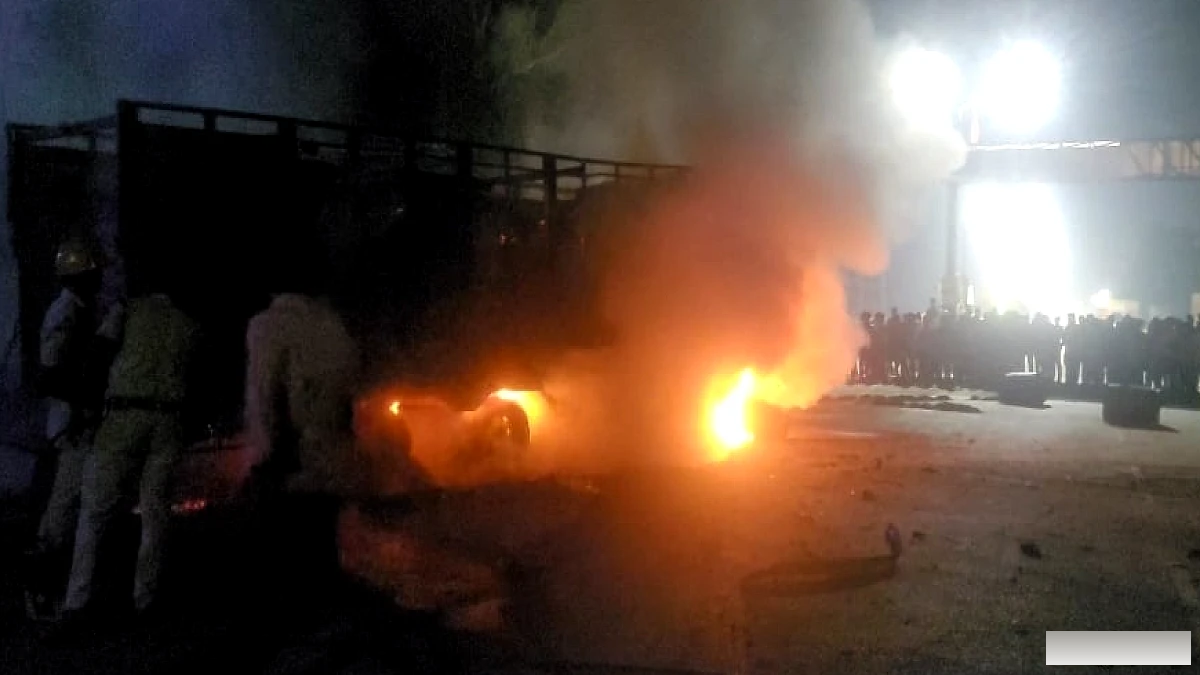 पूर्णिया में ट्रक की चपेट में आने से टोटो चालक की मौत, गुस्साई भीड़ ने फूंका ट्रक