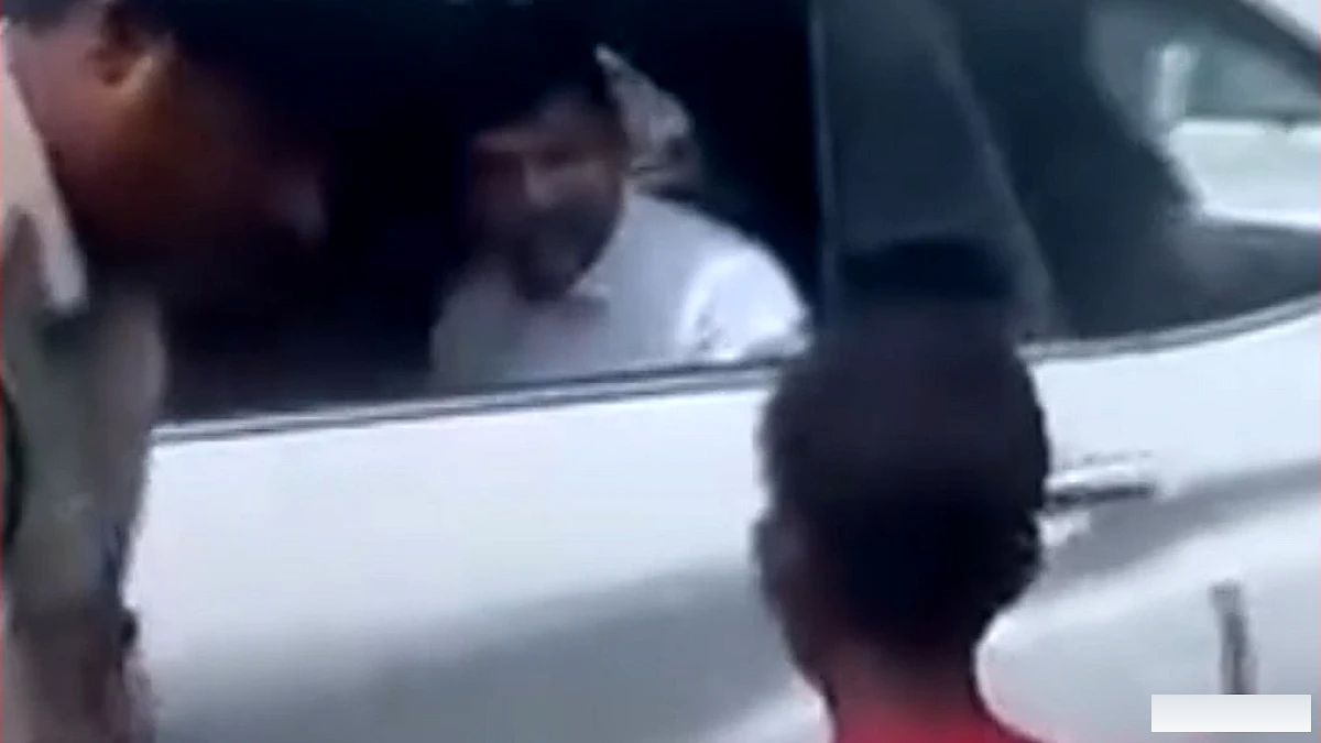 बोरा लेकर कचरा बीन रहा बच्चा, जिला मजिस्ट्रेट ने रुककर की बात