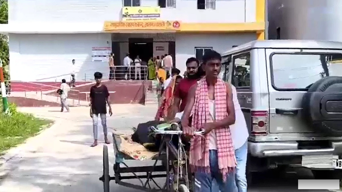 बिहार में ट्रॉली पर ले आए बेटे की मौत, परिवार को वही ट्रॉली लेकर घर लौटना पड़ा