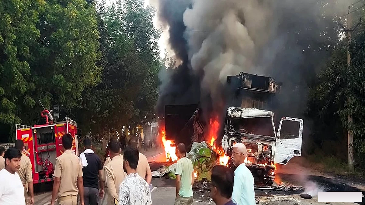 आलीगढ़ हाईवे पर कंटेनर-डंपर टक्कर से लगी आग, दो लोगों की मौत का संदेह