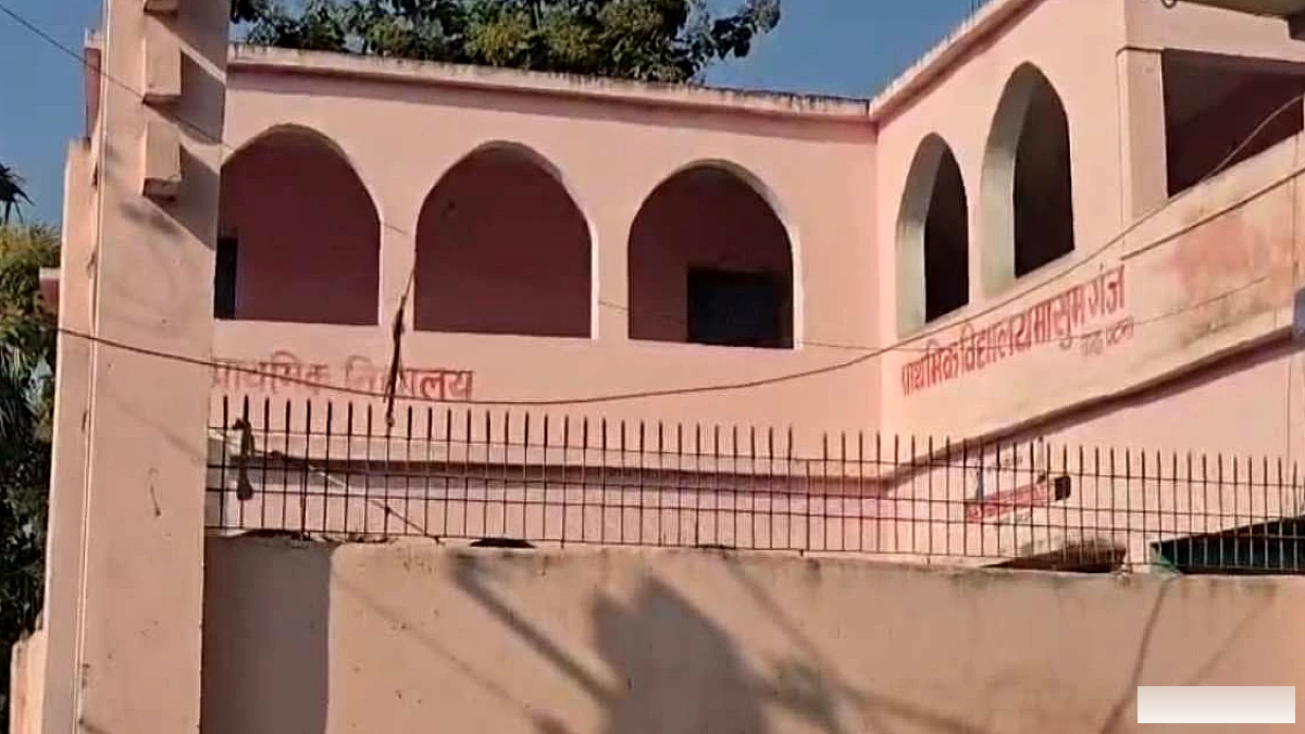 छुट्टी के दिन स्कूल खुला, चावल बेचने का आरोप