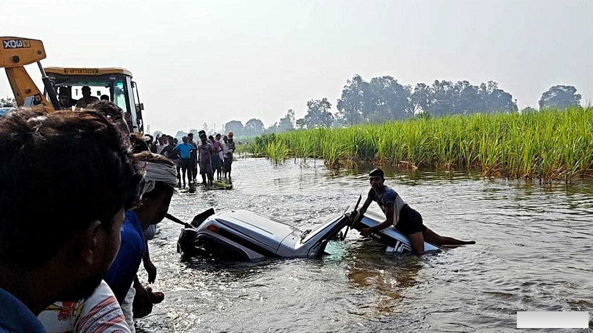 बाढ़ में डूबी स्कूल वैन: ग्रामीणों ने बचाई सभी बच्चों की जान