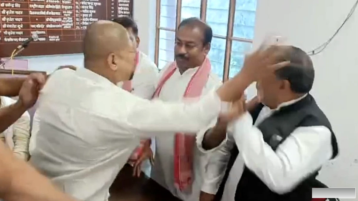 गोरखपुर में SPA कार्यकर्ता और पूर्व जिलाध्यक्ष के बीच प्रेस कॉन्फ्रेंस पर हाथापाई, थप्पड़ का मामला