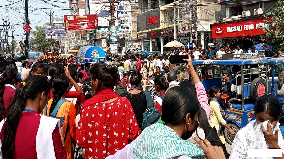 एमडीडीएम कॉलेज की छात्राएं एडमिट कार्ड न मिलने पर सड़क पर उतरीं, मुजफ्फरपुर में जाम