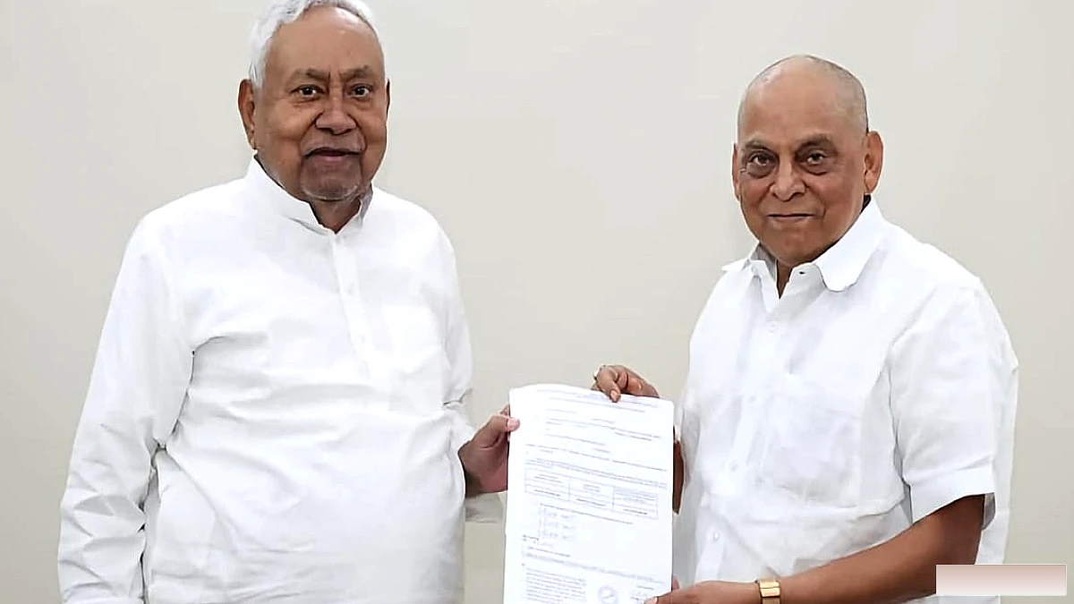 जदयू अध्यक्ष नीतीश कुमार ने नीरज को सौंपा चुनाव का सिंबल; अनंत सिंह कह रहे थे- पार्टी का चुनाव नहीं