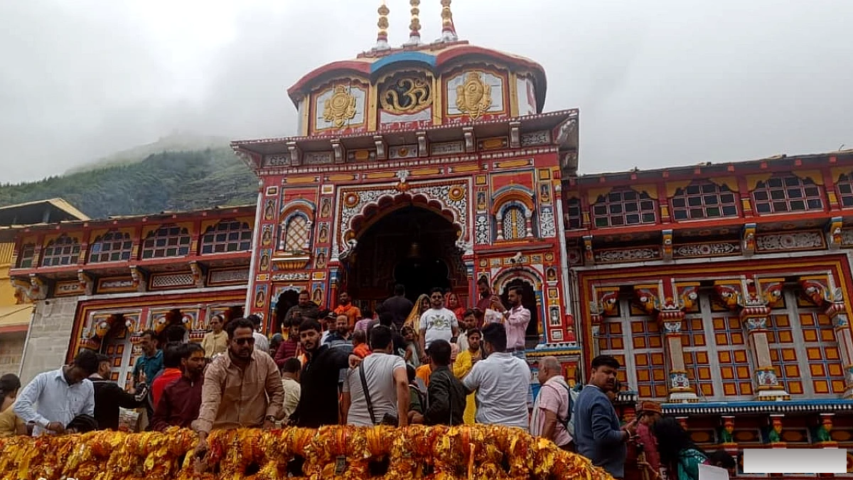 बदरीनाथ धाम में बढ़ती भीड़, बुजुर्गों को लंबी कतारों से परेशानी