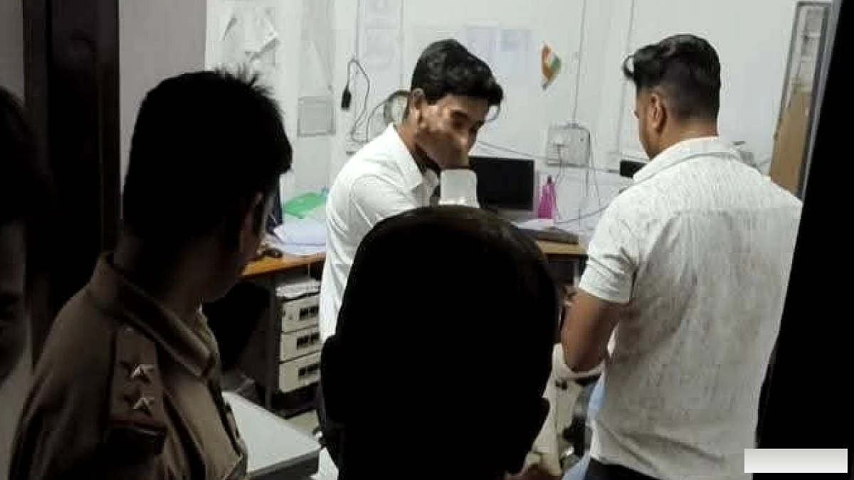 मुजफ्फरपुर के अप्सरा मार्केट में कई दुकानों पर छापा, एप्पल के नाम पर बिक रहे डुप्लीकेट सामान जब्त
