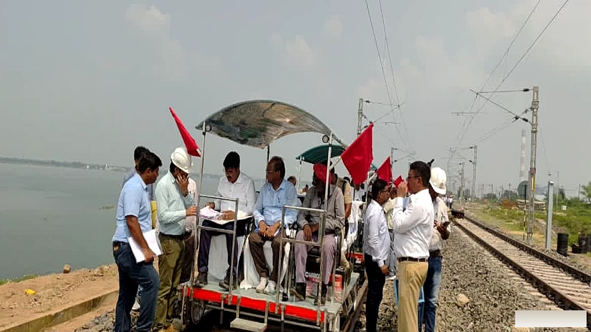 रामपुर डुमरा रेलखंड पर तीन नए इलेक्ट्रॉनिक इंटरलॉकिंग की कमिश्निंग, राजेंद्र पुल का भी निरीक्षण