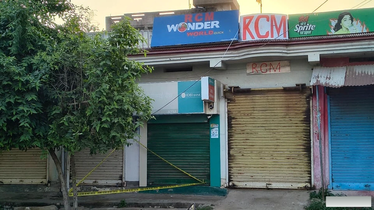 टीओपी से 100 मीटर दूर एटीएम काटकर लाखों की चोरी; सीसीटीवी फुटेज में दिखे तीन बदमाश