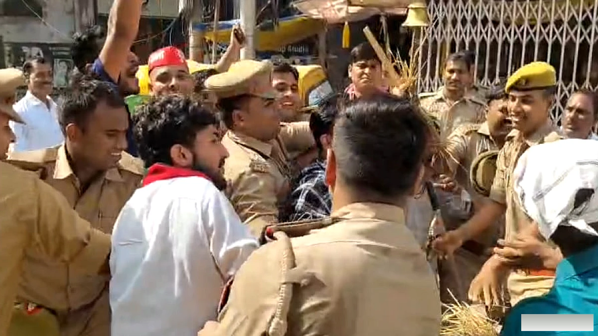कानपुर में सपाइयों का पैदल मार्च, सीईसी पुतले के फूंकने पर पुलिस के साथ टकराव