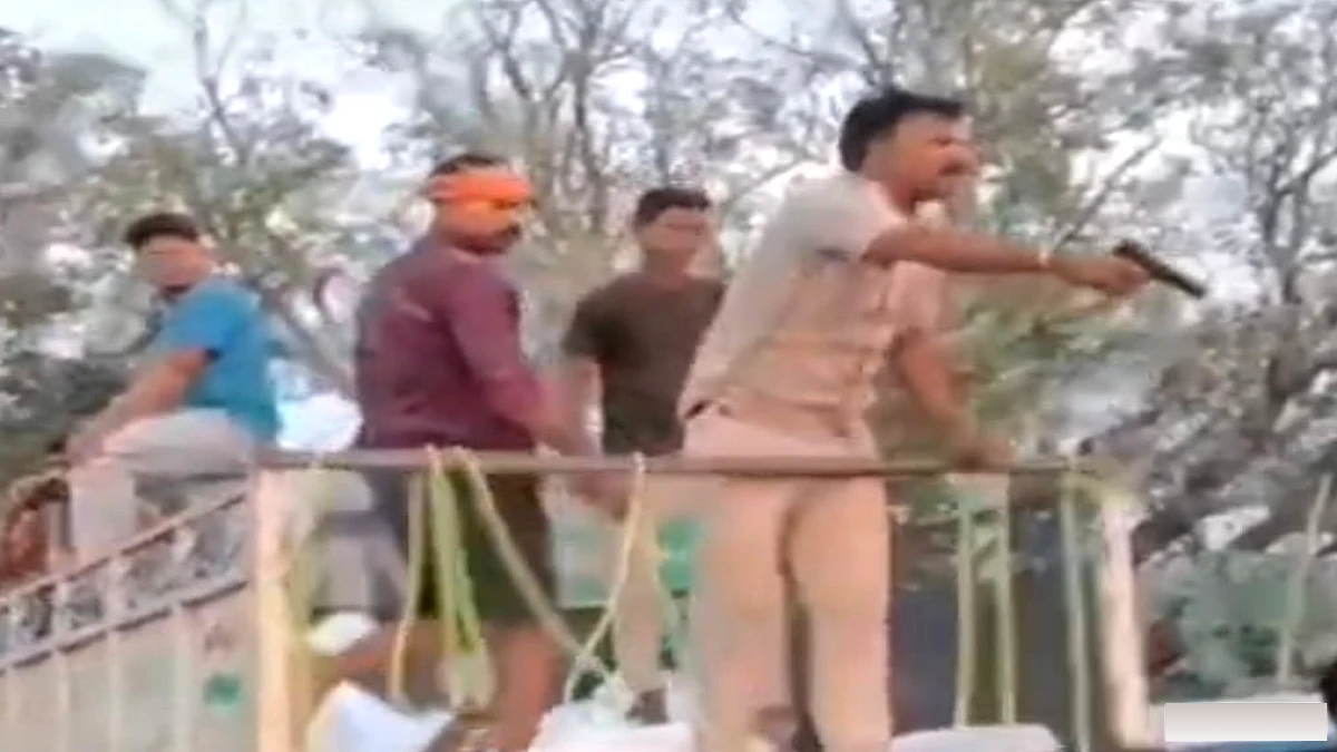 बाढ़ के दौरान मकेर थाना के थानाध्यक्ष पर पिस्टल दिखाने के बाद निलंबन