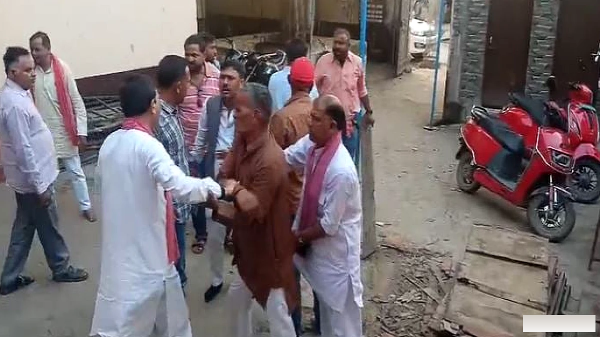 सपा के अंदर खींचातानी: दो वरिष्ठ नेताओं ने बैठक में टकराव, पीडीए चौपाल पर विवाद