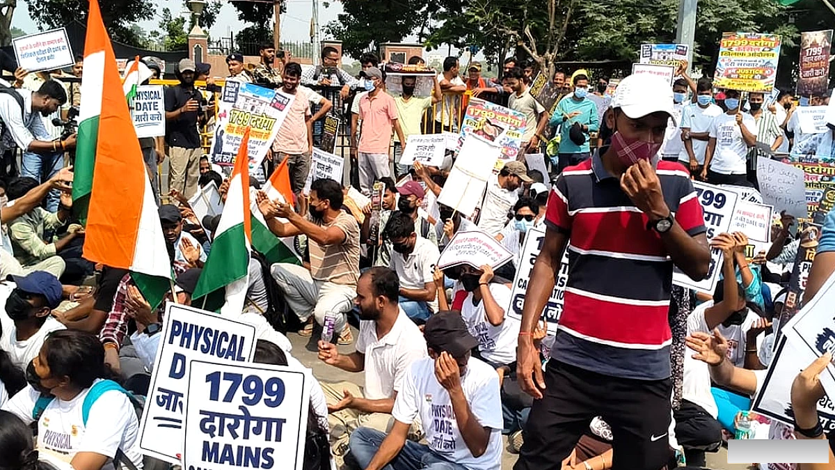 पटना में प्रदर्शन के दौरान बैरिकेड तोड़ी, पुलिस ने भांजीं लाठियां; क्यों मचा है अब हंगामा