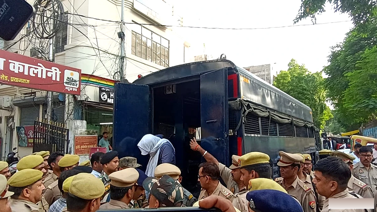 माफिया अतीक के शूटर अरमान को कोर्ट में किया गया पेश, पांच लाख का घोषित है इनाम