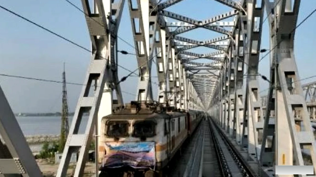 2400 करोड़ के नए रेल पुल पर दौड़ी पहली ट्रेन, कोशी एक्सप्रेस ने सबसे पहले पार की गंगा