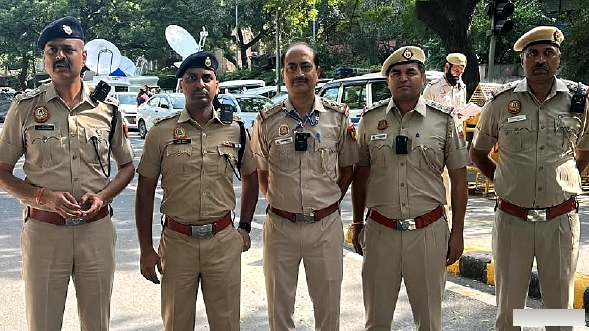दिल्ली पुलिस ने प्रोटेस्ट में बॉडी कैमरा लगाकर ड्यूटी शुरू की