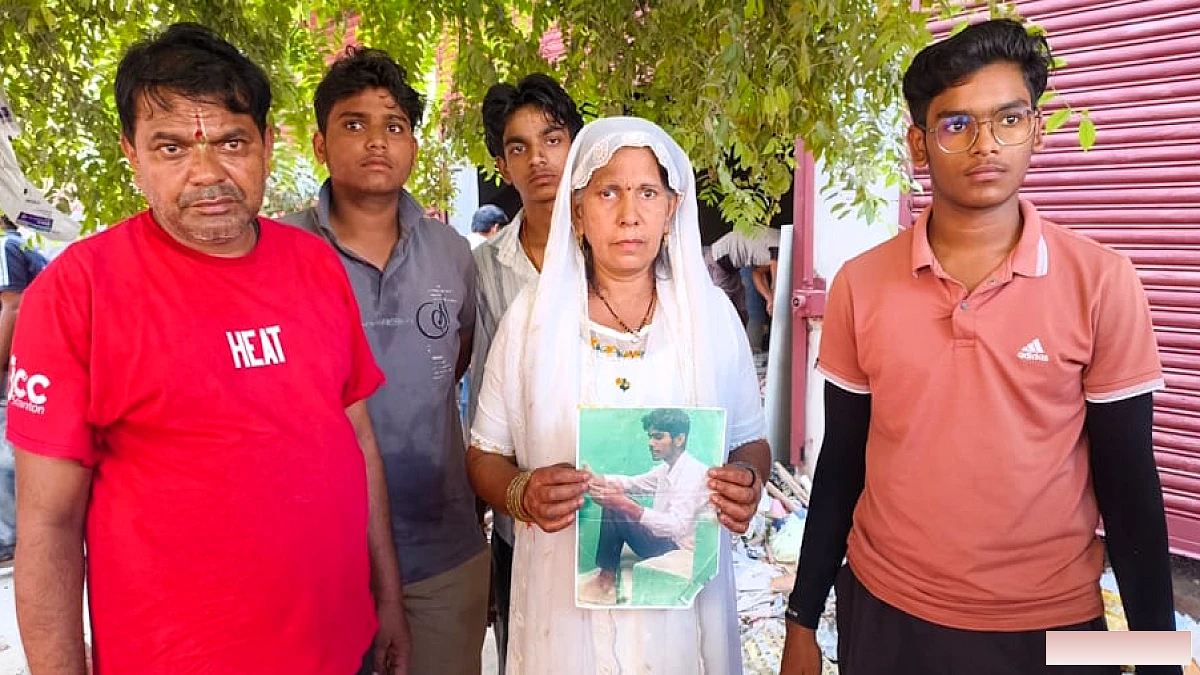 माँ‑बाप का गम, प्रेमानंद आश्रम के बाहर बेटे के गायब होने पर डॉक्टर बनने का सपना