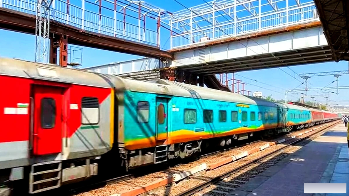आनंदविहार एक्सप्रेस पर पथराव, बी-7 कोच का शीशा चकनाचूर; बाल-बाल बचे यात्री