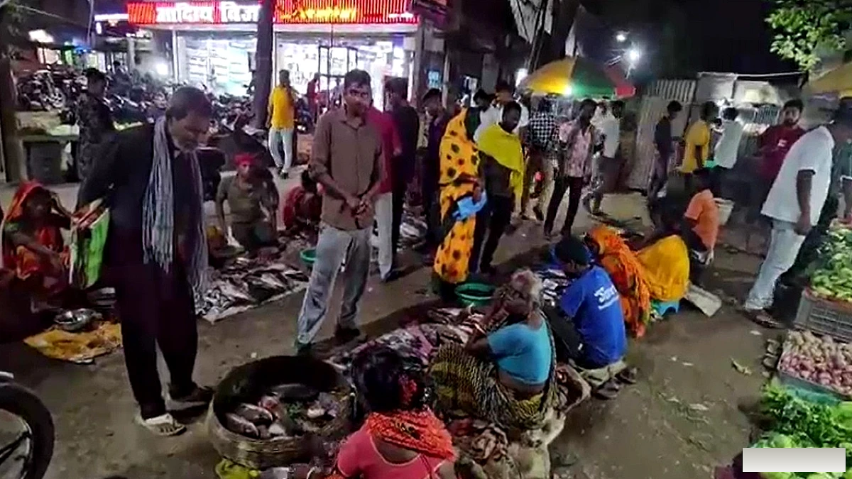 मछली खरीदने से पहले देखें: ताज़गी दिखाने के लिए रंग लगाया जा रहा है