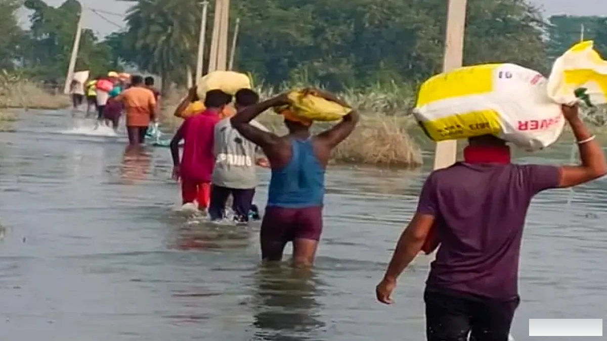 गोपालगंज में बाढ़ का पानी उतरा, लेकिन मुसीबतें नहीं; कीचड़, दुर्गंध और तबाही के बीच घर लौट रहे पीड़ित