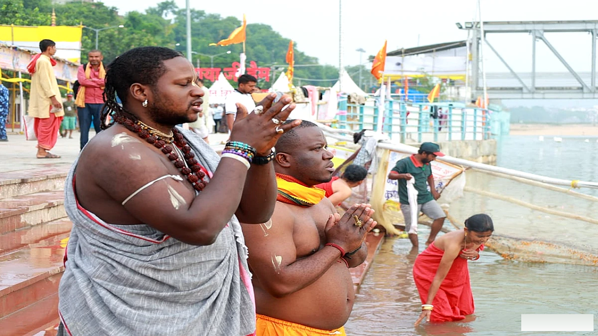 दक्षिण अफ्रीका से गयाजी पहुंचे श्रद्धालुओं ने किया विधि-विधान से पिंडदान, बोले- सनातन संस्कृति महान है