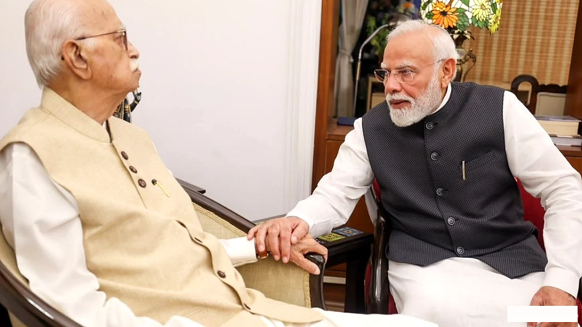PM मोदी ने आडवाणी से ली आशीर्वाद भरी मुलाक़ात, कहा उनका योगदान अनमोल