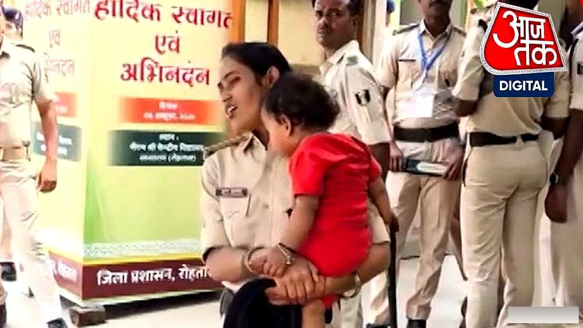 वर्दी का फर्ज और मां की ममता: महिला सिपाही की वीडियो ने सोशल मीडिया पर मचा धूम