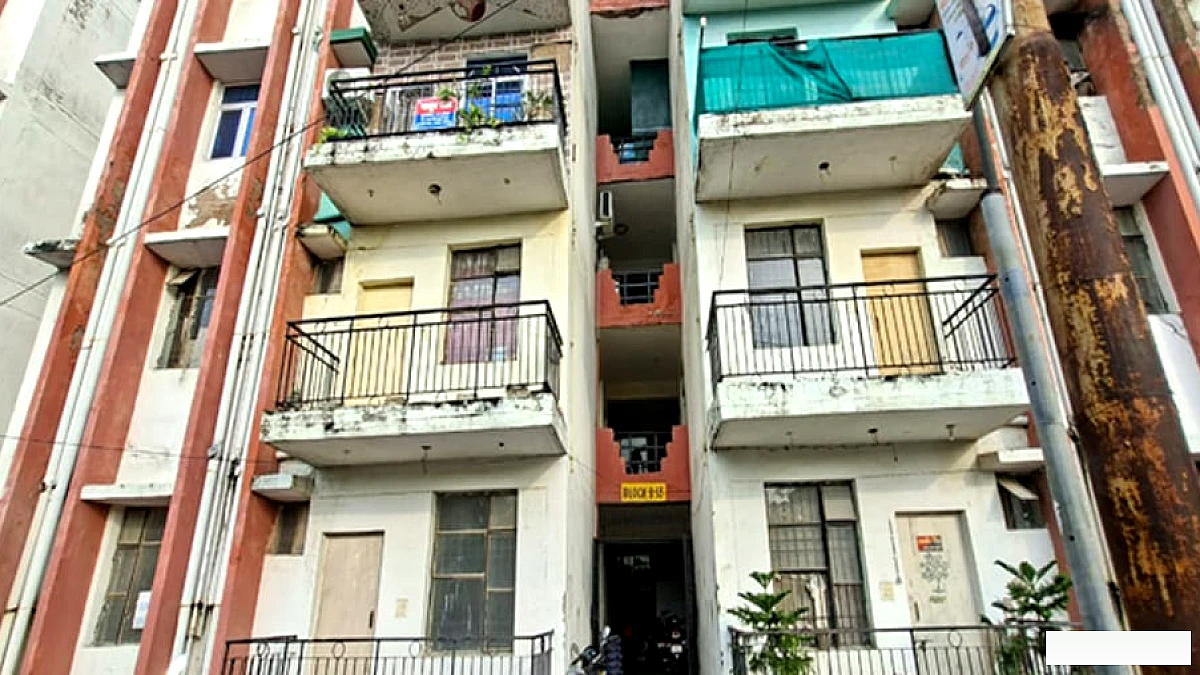कानपुर के पनकी में हिमालय भवन के फ्लैट का फर्श एक फुट नीचे धँसा, केडीए ने भेजा नोटिस