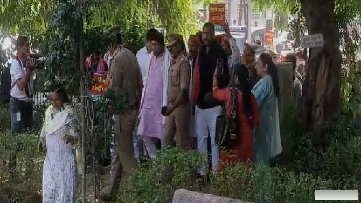 आगरा में संविधान बचाओ मार्च रोकने पर पुलिस और सपा कार्यकर्ताओं में झड़प, सांसद सुमन हाउस का अरेस्ट