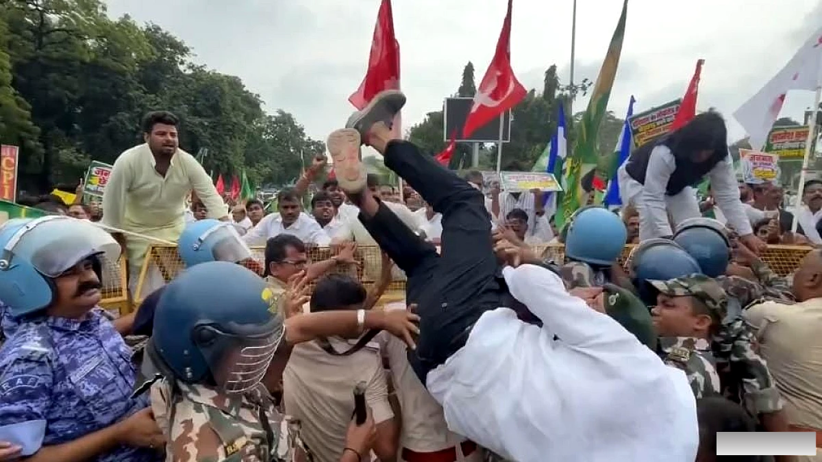 ज्ञानेश कुमार के खिलाफ प्रदर्शन में पूर्व विधायक अजीत कुशवाहा घायल, बैरिकेडिंग पार करते वक्त गिरे