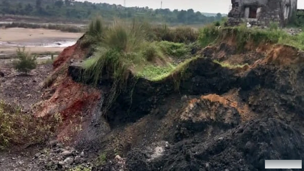 बोकारो में भारी बारिश से स्लरी पौंड का मेढ़ टूटकर सैकड़ों टन स्लरी दामोदर नदी में बहाई
