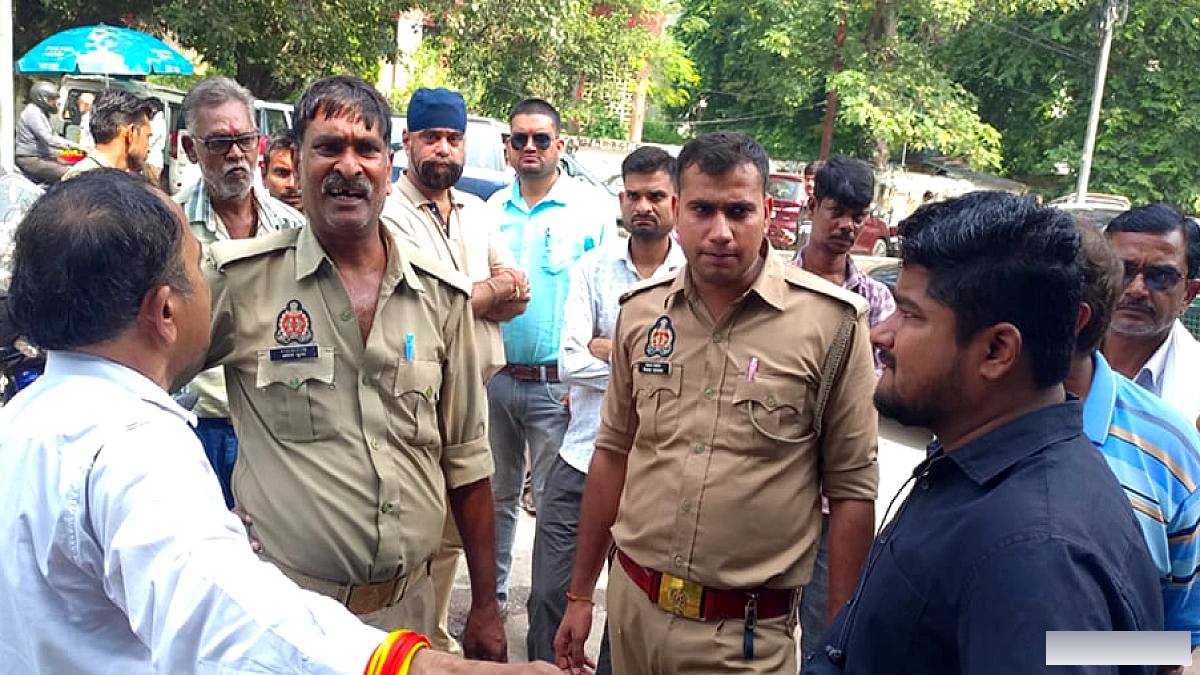 कानपुर में आरटीओ के बाहर दलाल ने वाहन खरीदार को बीच सड़क पर पीटा