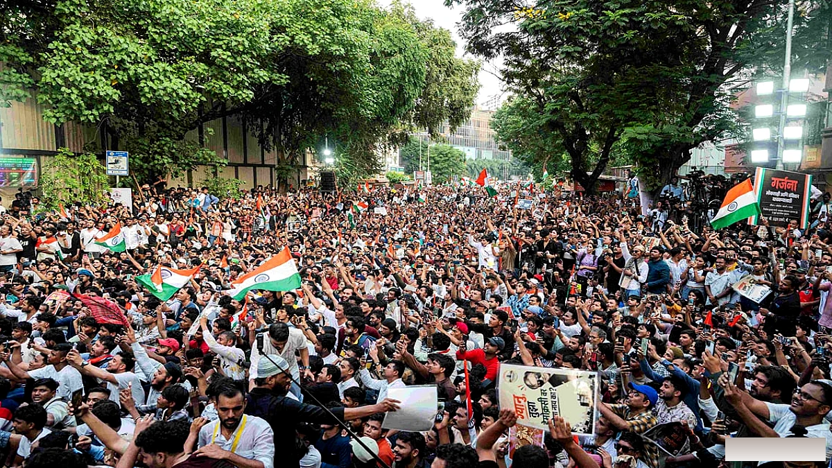 सरकार ने सोशल मीडिया कंपनियों से 'प्रदर्शनों से जुड़ी गैरकानूनी सामग्री हटाने' की सलाह दी