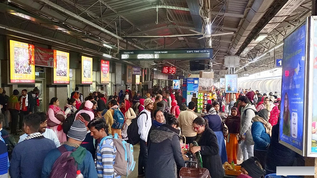 दिल्ली में प्रदर्शन के कारण कई ट्रेनें रद्द, कानपुर सेंट्रल पर टिकट रिफंड काउंटर
