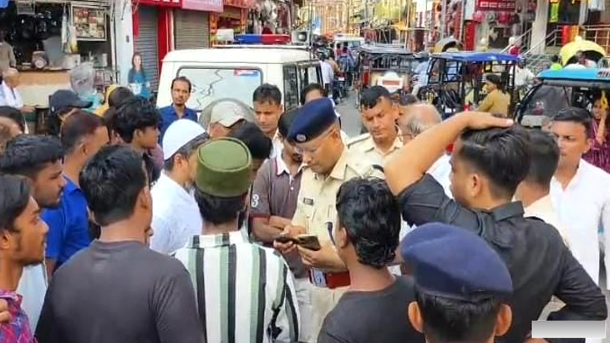 इस शहर में सड़क पर मिले धार्मिक पुस्तक के फटे पन्ने: गुस्साए लोगों की जुटी भीड़; पुलिस ने संभाला मोर्चा