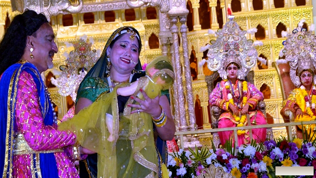 बेटी की विदाई पर जनक परिवार रोया, सिया को विदा करते हुए भावुकता