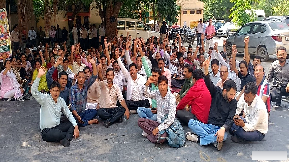 स्वास्थ्य मिशन के कर्मचारियों की हड़ताल से मरीजों को हुई परेशानी, केबिन पर ताला लगा